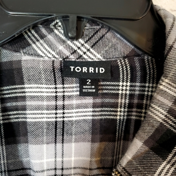 Torrid Black White Plaid Collared Tunic with Bell Cuff and Corset Back Size 2 - Picture 2 of 14